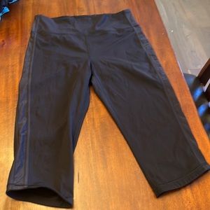 Lululemon crop leggings in black. Size 8